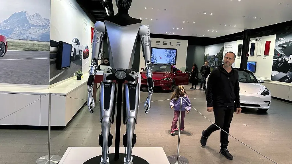 Tesla Optimus Robot Gen 3 + Neuralink
